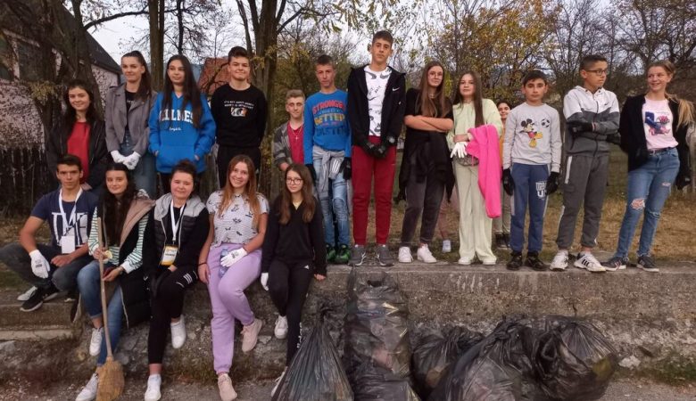 Akcija “Formiraj lanac” okupila mlade iz Rudog
